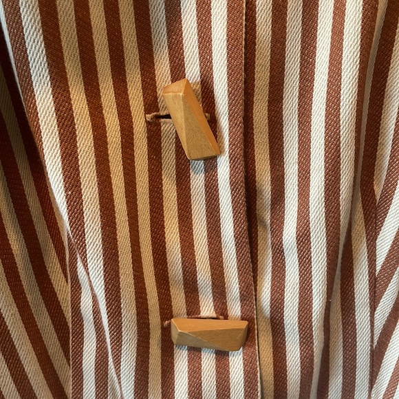 Gorgeous linen kneelength dress with Darling wooden buttons bought in Paris - Picture 6 of 9